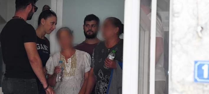 Βανδάλισαν και άλλο έκθεμα οι δυο Βουλγάρες: Πασάλειψαν με λάδια κορνίζα στο Εθνικό Ιστορικό Μουσείο